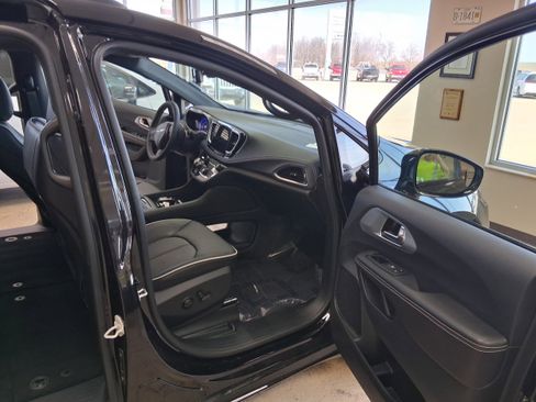 New 2026 Chrysler Pacifica Limited w/ S Appearance Package image 13