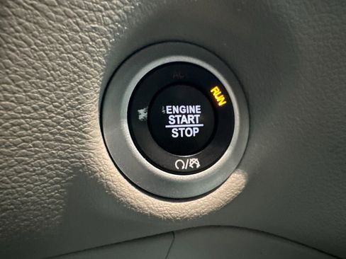 Used 2024 Chrysler Pacifica Touring-L image 22