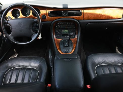 Used 2002 Jaguar XJ8 image 2