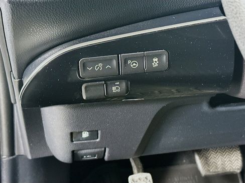 Used 2018 Toyota Prius Two w/ Prius Two Safety Plus Package FWD image 17