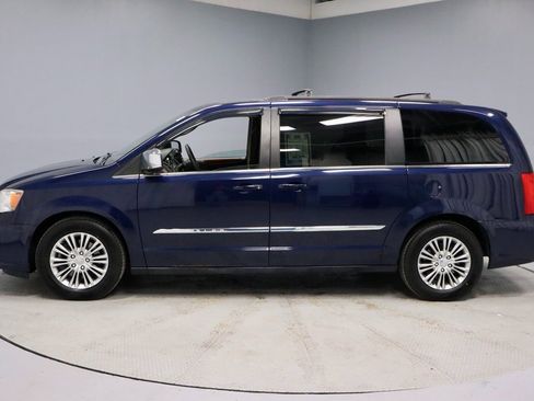 Used 2013 Chrysler Town & Country Touring-L image 8