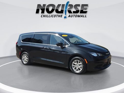 Used 2023 Chrysler Voyager LX FWD image 2