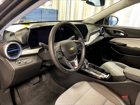 Used 2025 Chevrolet Trax LT w/ LT Convenience Package FWD image 8