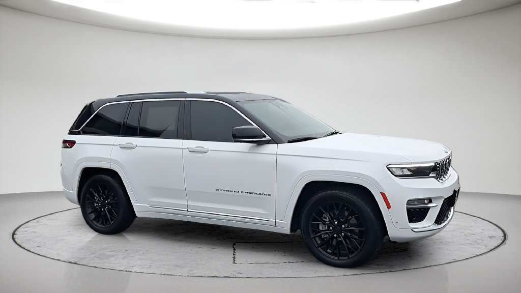 Used 2022 Jeep Grand Cherokee Summit w/ Advanced Protech Group IV AWD/4WD image 4
