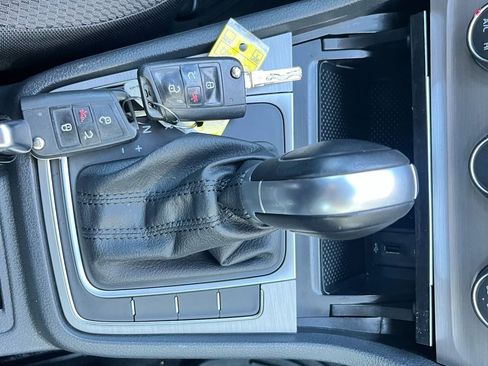 Used 2016 Volkswagen Golf S image 27