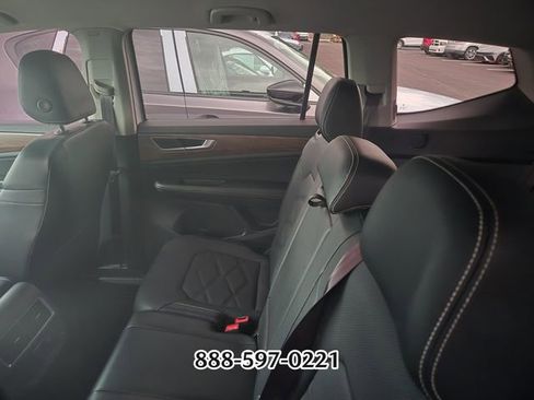 Certified 2024 Volkswagen Atlas SE FWD image 3