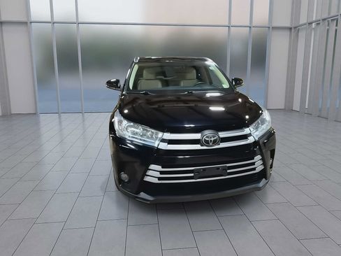 Used 2017 Toyota Highlander XLE AWD/4WD image 3