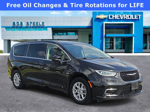 Used 2023 Chrysler Pacifica Touring-L FWD image 1
