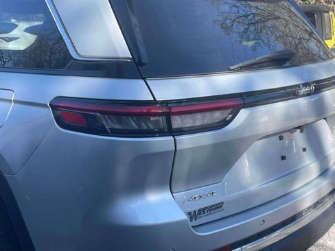 Used 2023 Jeep Grand Cherokee Laredo image 11