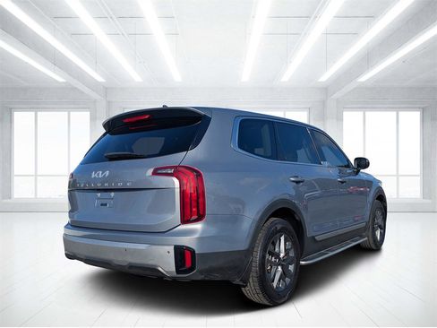 Used 2024 Kia Telluride LX image 3