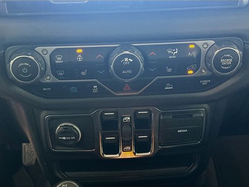 Used 2025 Jeep Wrangler Unlimited Sahara AWD/4WD image 23