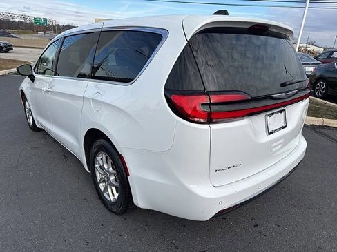 Used 2024 Chrysler Pacifica Touring-L image 5