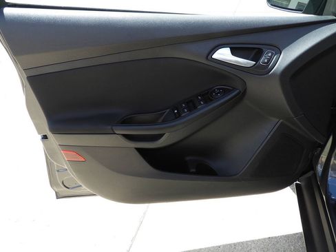 Used 2018 Ford Focus SE FWD image 16
