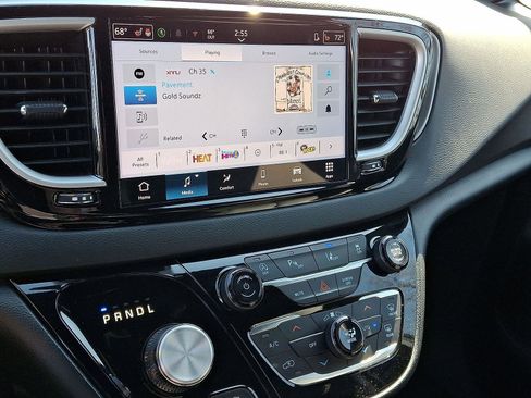 Used 2025 Chrysler Pacifica Select image 20