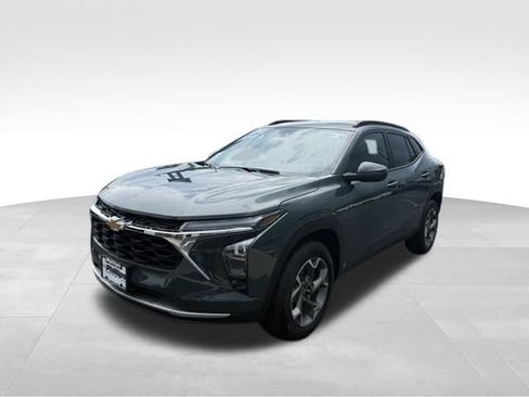 Used 2026 Chevrolet Trax LT FWD image 3