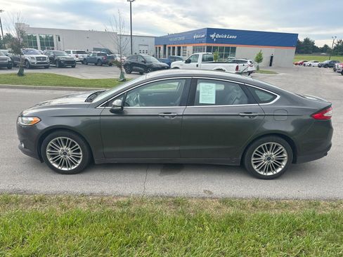 Used 2016 Ford Fusion SE w/ Equipment Group 202A FWD image 9