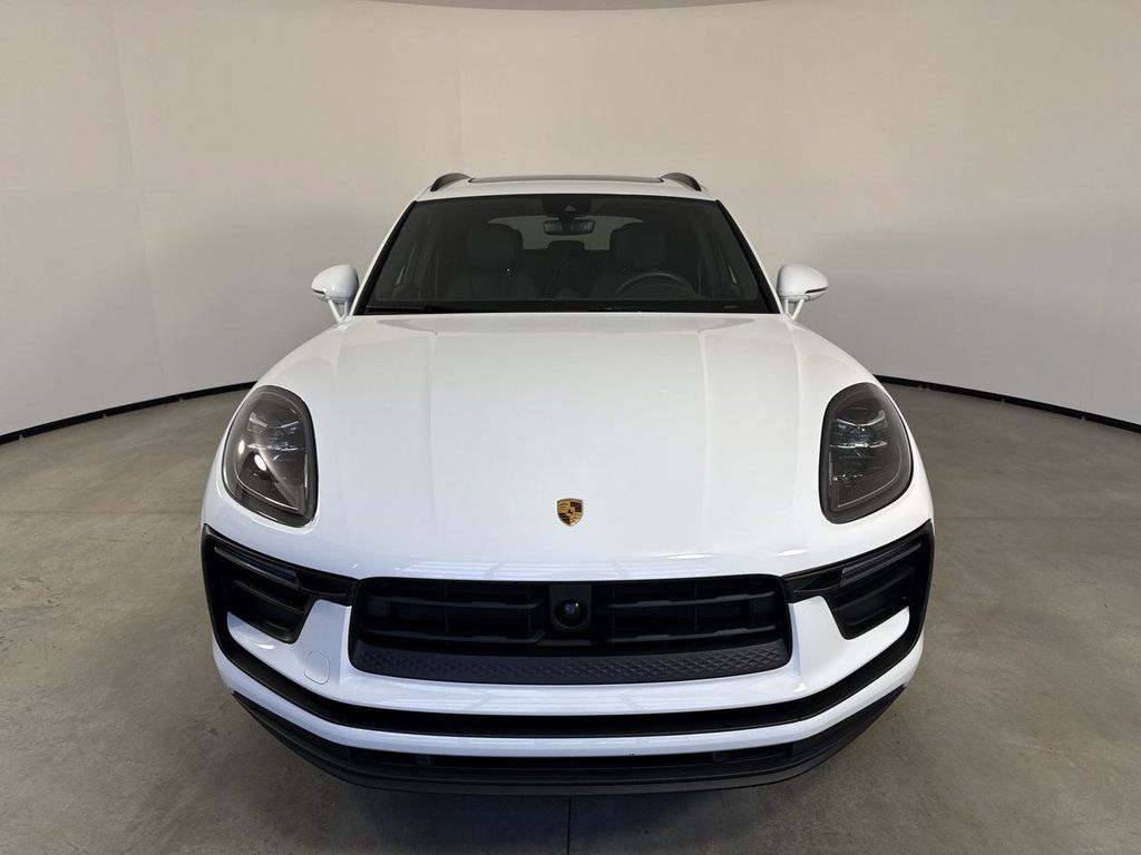 Certified 2025 Porsche Macan AWD/4WD image 10