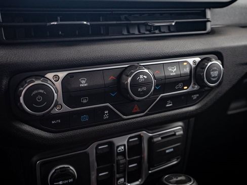 Used 2024 Jeep Wrangler Unlimited image 24