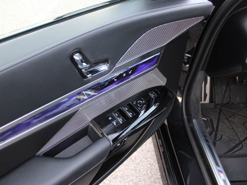 Used 2024 BMW i7 xDrive60 image 27