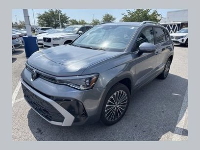 Used 2025 Volkswagen Taos SE w/ Panoramic Sunroof Package
