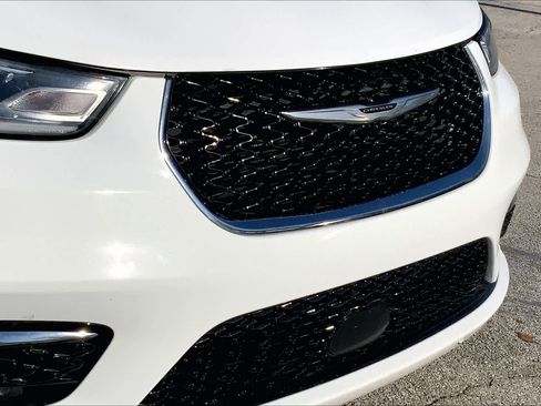 Certified 2024 Chrysler Pacifica Touring-L image 25