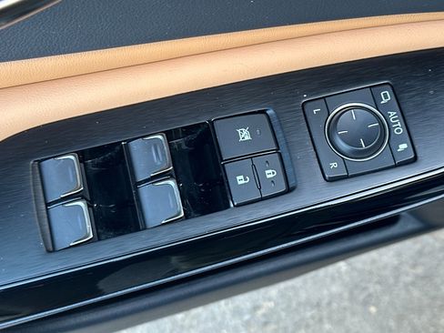 Used 2025 Lexus ES 300h w/ Premium Package image 13