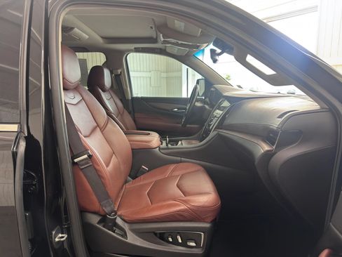 Used 2016 Cadillac Escalade Luxury RWD image 10