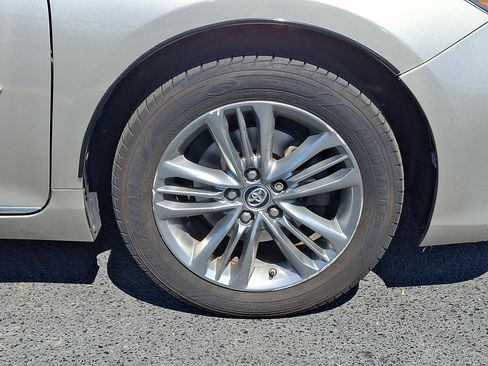Used 2017 Toyota Camry SE w/ Moonroof Package FWD image 8