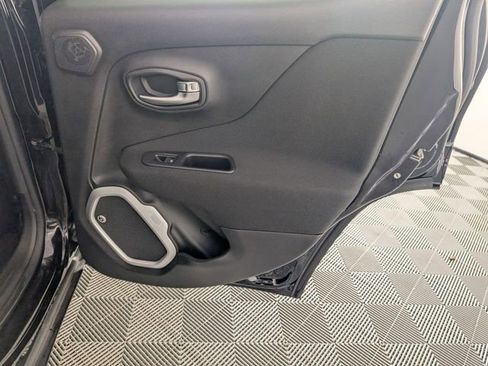 Used 2018 Jeep Renegade Latitude w/ UConnect 8.4 Nav Group image 30