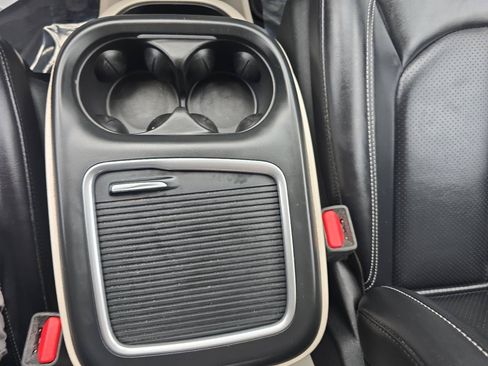 Used 2023 Chrysler Pacifica Touring-L FWD image 34