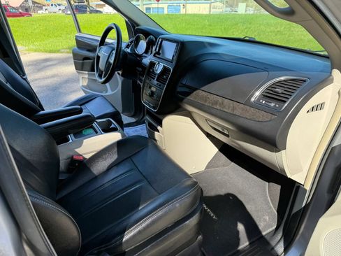 Used 2016 Chrysler Town & Country Touring FWD image 14