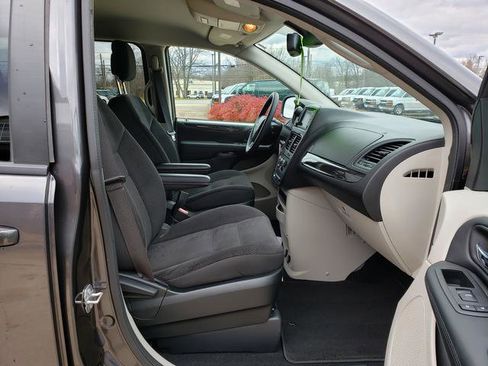 Used 2018 Dodge Grand Caravan SE w/ UConnect Hands-Free Group image 17