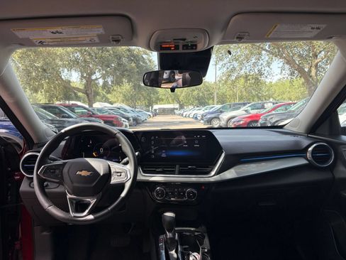 Used 2025 Chevrolet Trax LT w/ LT Convenience Package FWD image 32