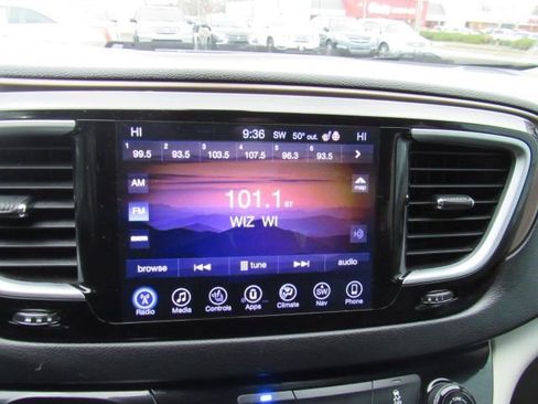 Used 2017 Chrysler Pacifica Touring-L Plus image 17