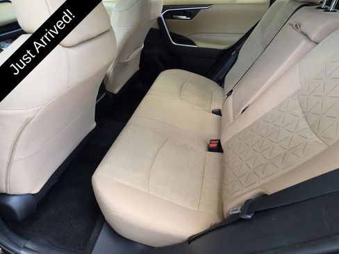 Used 2021 Toyota RAV4 XLE w/ Convenience Package FWD image 10