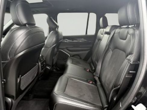 Used 2022 Jeep Grand Cherokee Altitude image 9