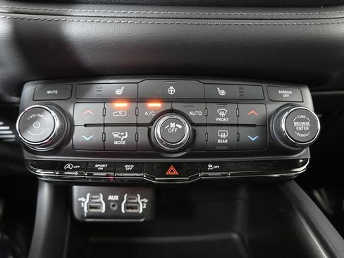 Used 2024 Dodge Durango SXT AWD/4WD image 32