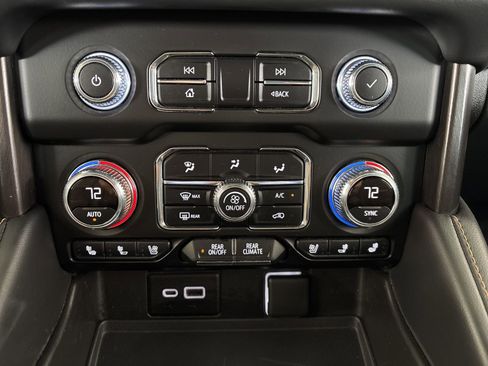 Used 2022 GMC Yukon AT4 AWD/4WD image 32