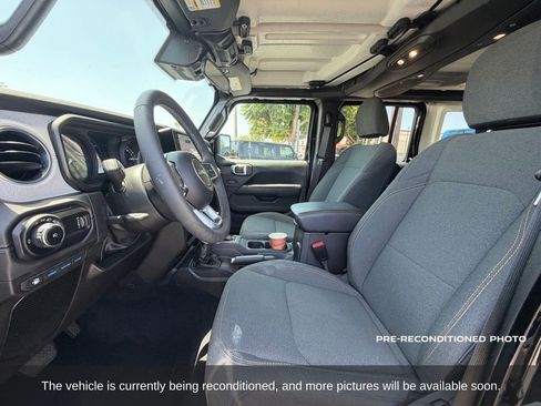 Used 2025 Jeep Wrangler Unlimited Sahara AWD/4WD image 11