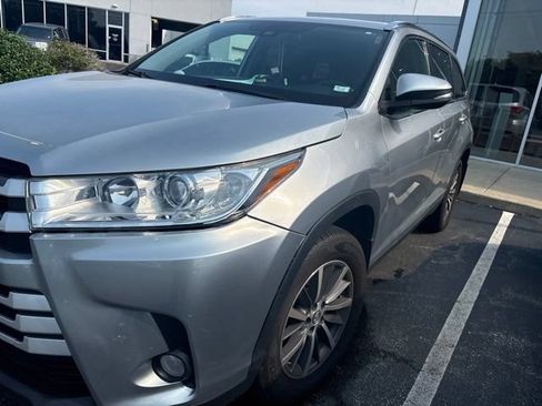 Used 2019 Toyota Highlander XLE AWD/4WD image 2