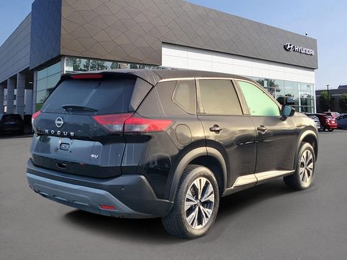 Used 2023 Nissan Rogue SV image 2