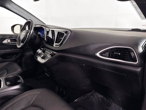 Used 2020 Chrysler Pacifica Touring-L Plus FWD image 41