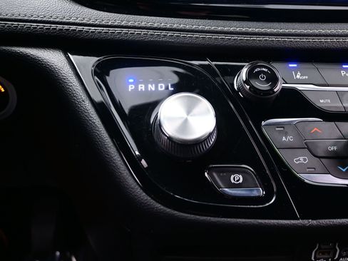 Used 2021 Chrysler Pacifica Touring w/ Uconnect Theater Family Group image 23