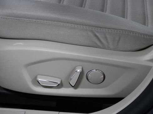 Used 2020 Ford Fusion SE FWD image 19
