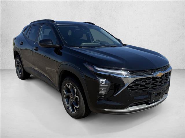 Used 2025 Chevrolet Trax LT FWD image 3