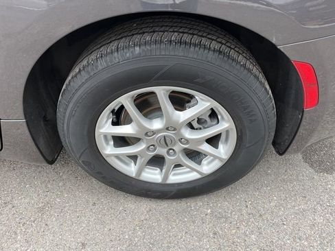 Used 2023 Chrysler Pacifica Touring-L image 18