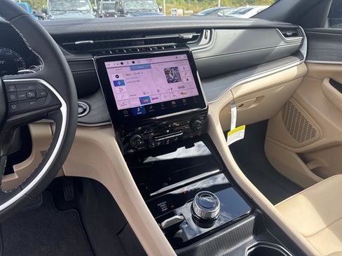 New 2025 Jeep Grand Cherokee Limited image 15