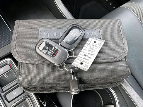 Certified 2025 Honda Pilot Touring image 15