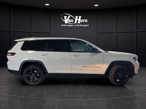 Used 2022 Jeep Grand Cherokee L Limited w/ Black Appearance Package AWD/4WD image 8