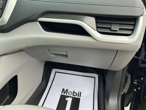 Used 2023 GMC Terrain SLT w/ Infotainment Package II image 28